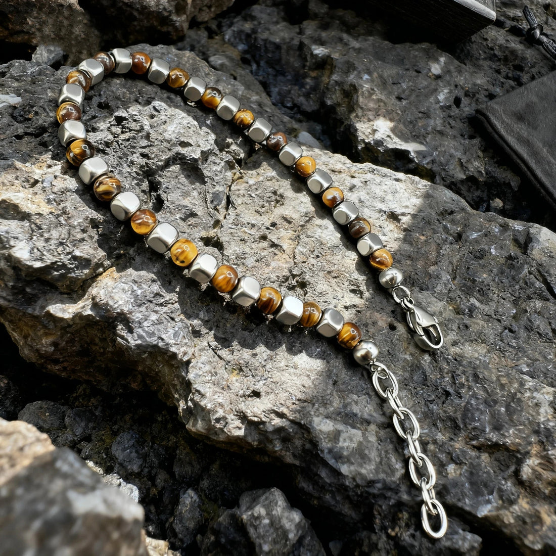 Tiger’s Eye in Contemporary Jewelry: Light Reflection, Color Bands, and Craftsmanship